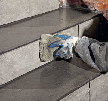 Fliser inngangsparti ute: Husk også å vaske vekk den sorte fugemassen på opptrinnene Fliser inngangsparti ute: Husk også å vaske vekk den sorte fugemassen på opptrinnene